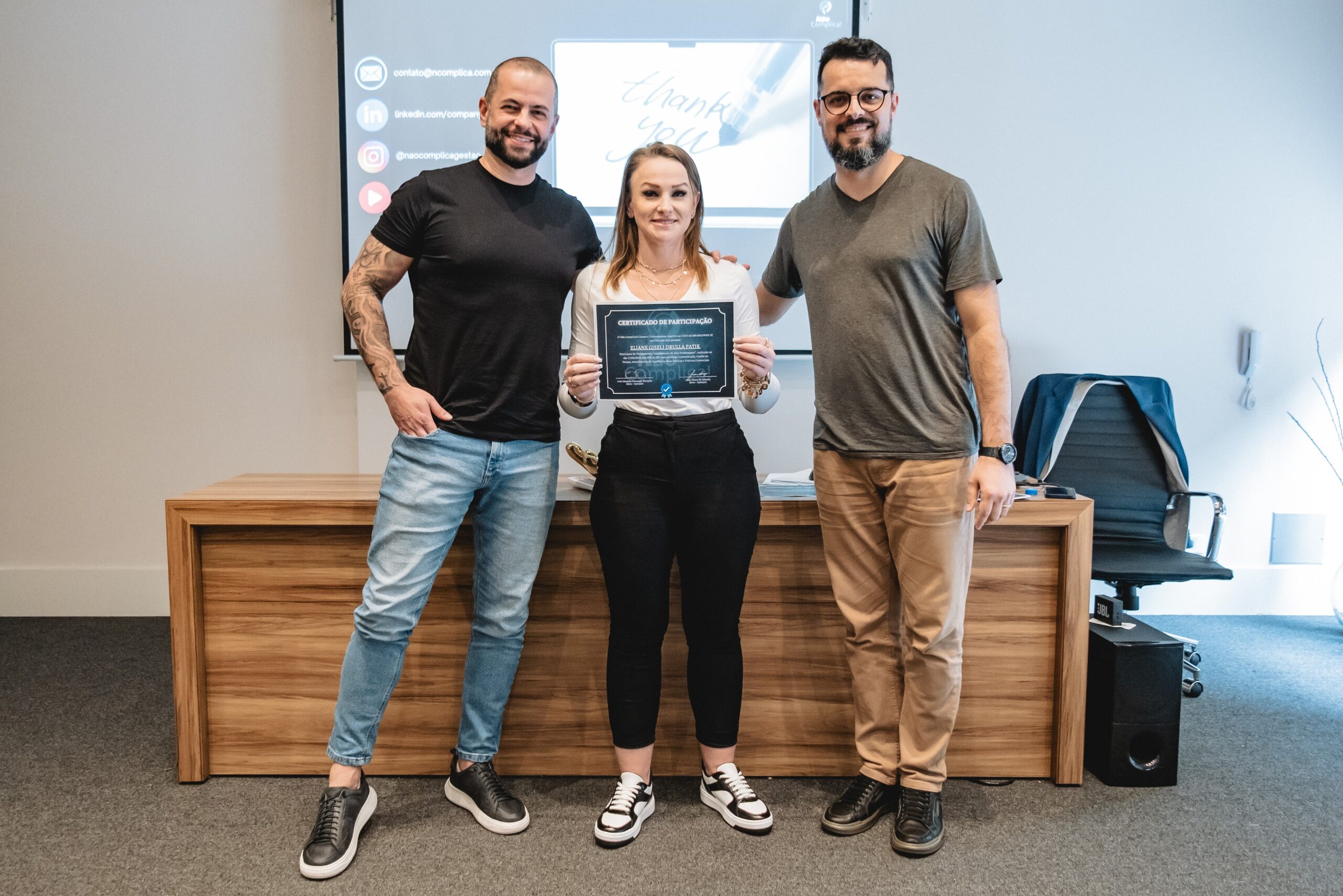 Entrega de certificado em treinamento da Não Complica Saúde