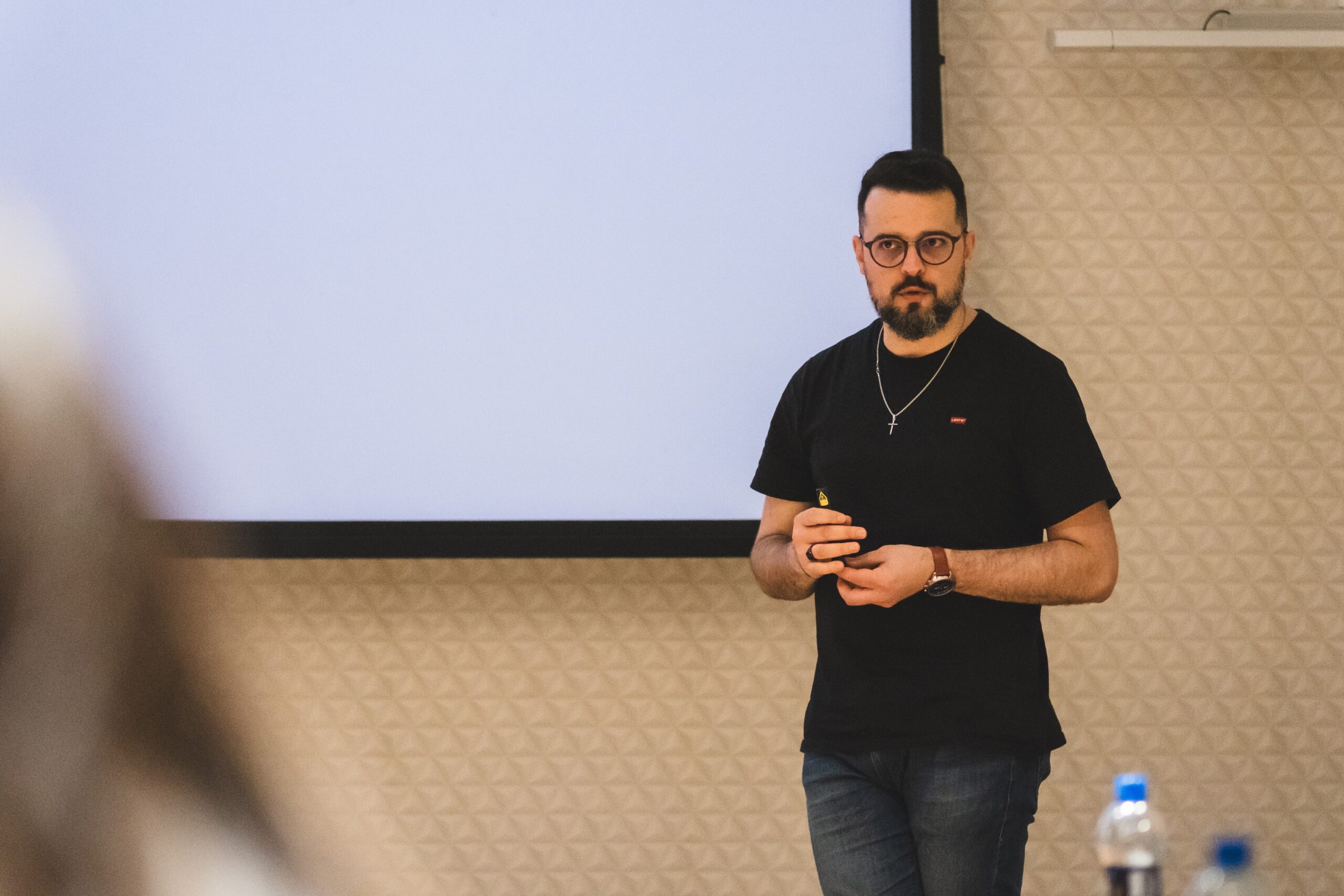 Instrutor durante treinamento da Não Complica Saúde