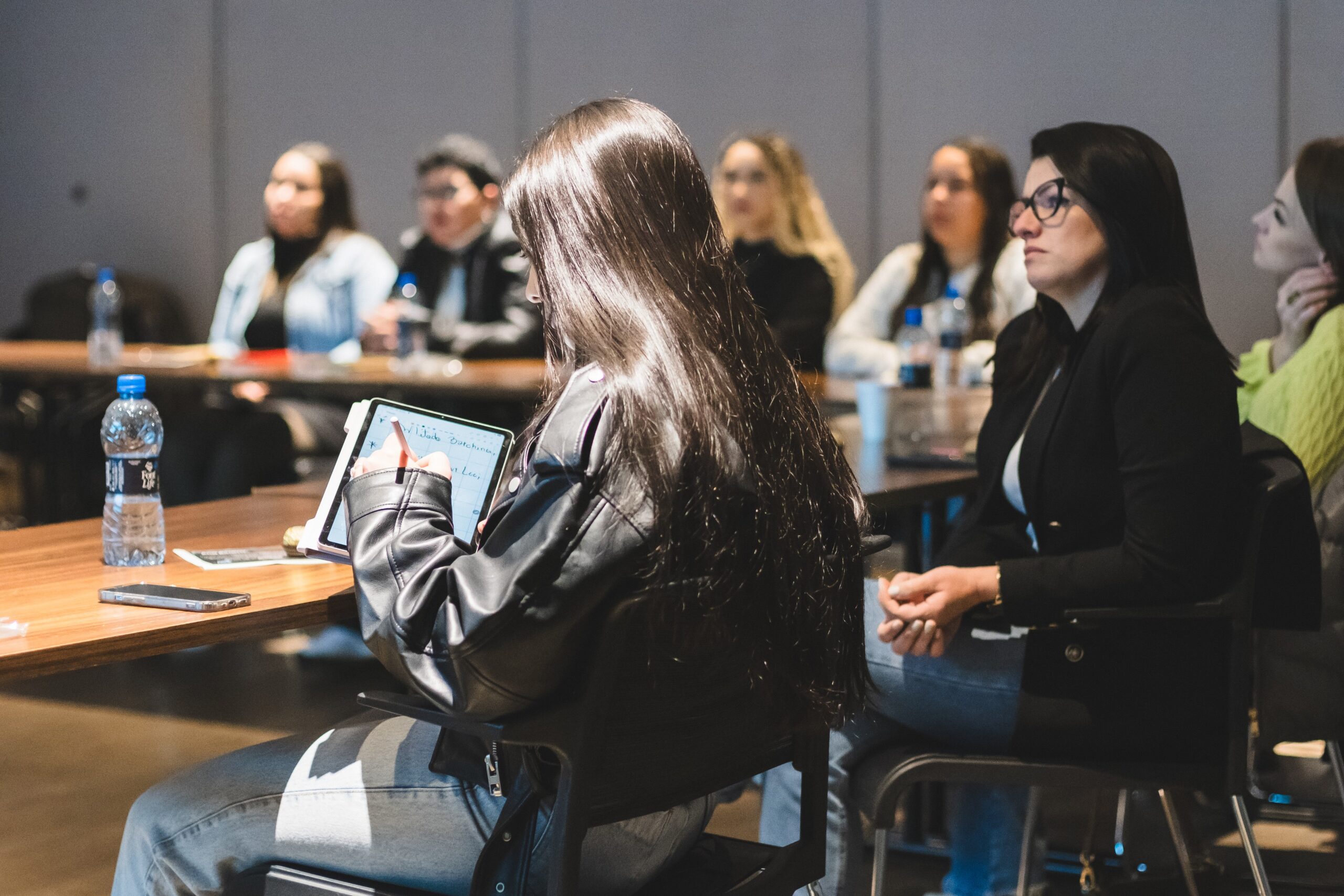 Turma acompanhando treinamento da Não Complica Saúde